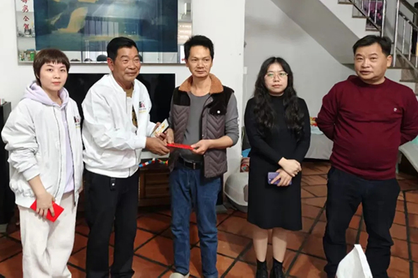 The Local Government Leaders, Along with the Leadership of Zhenpai Group, Extended Condolences to the Disadvantaged Members of the Community.